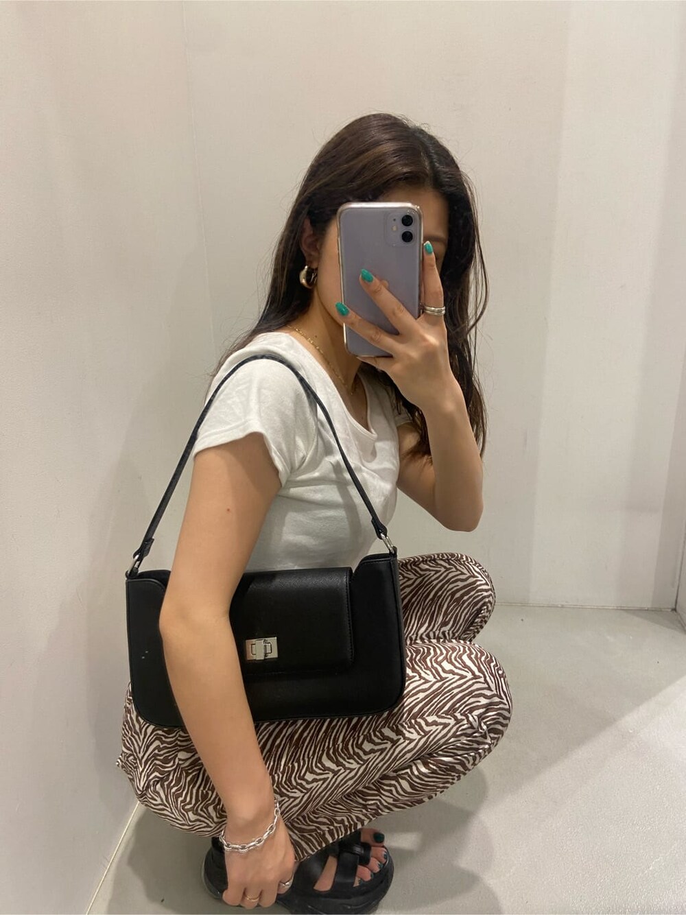 ホワイト系のTシャツ/カットソー、ブラック系のサンダル、その他のその他パンツを着用したレディースの春コーディネートの6枚目の写真