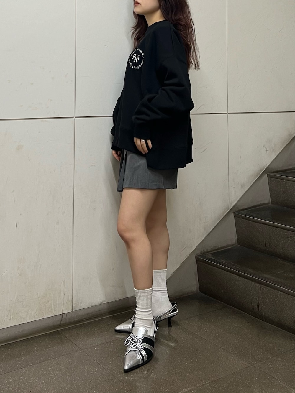 グレー系のその他パンツ、ブラック系のスウェット、シルバー系のサンダルを着用したレディースの春コーディネートの4枚目の写真