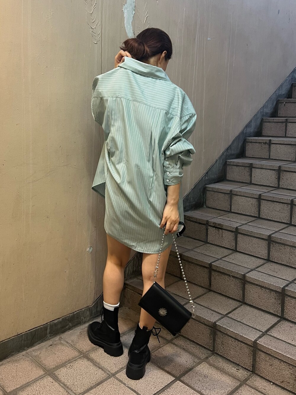 グリーン系のシャツ/ブラウス、ブラック系のブーツ、ホワイト系のその他パンツを着用したレディースの夏コーディネートの6枚目の写真