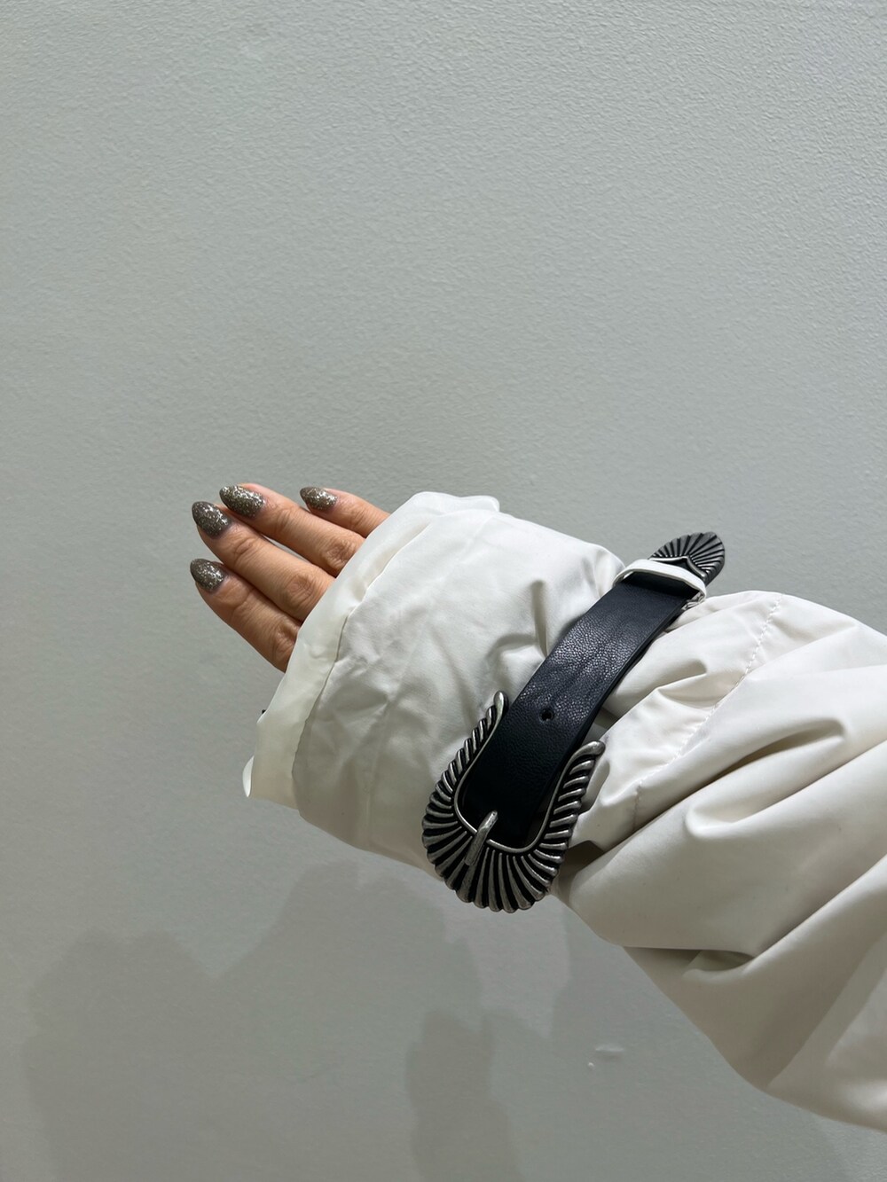 ブルー系のその他パンツ、ホワイト系のTシャツ/カットソー、ホワイト系のダウンジャケット/コートを着用したレディースの秋コーディネートの9枚目の写真