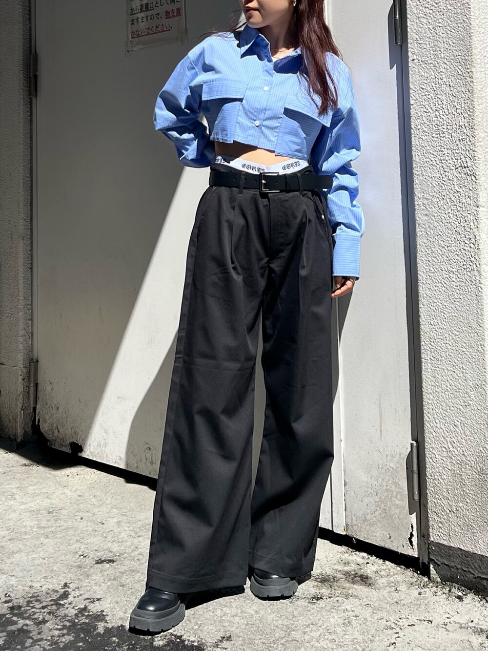 ブルー系のシャツ/ブラウス、ブラック系のその他パンツ、ブラック系のブーツを着用したレディースの春コーディネートの2枚目の写真