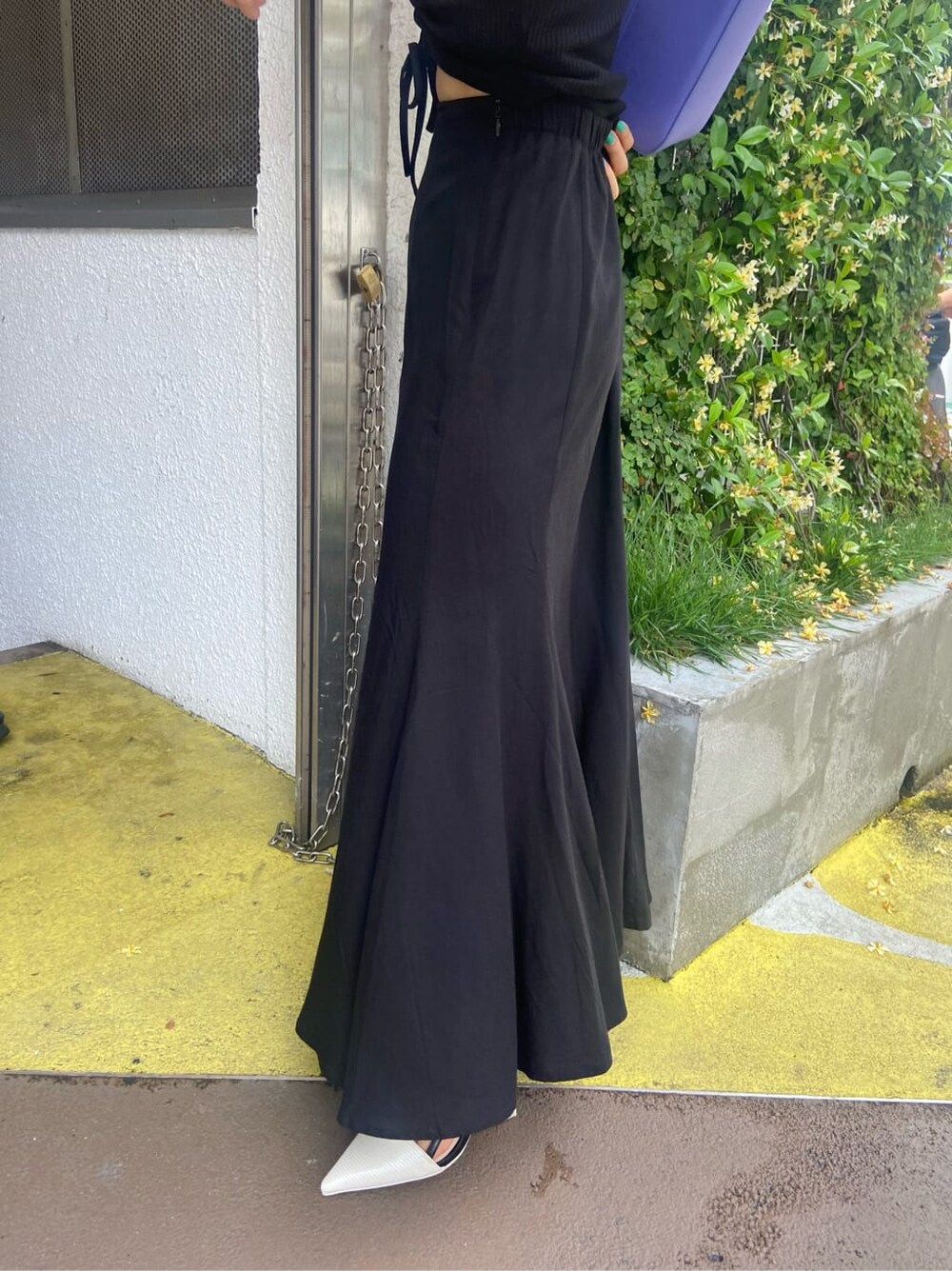 ホワイト系のサンダル、パープル系のショルダーバッグ、ブラック系のTシャツ/カットソーを着用したレディースの春コーディネートの6枚目の写真