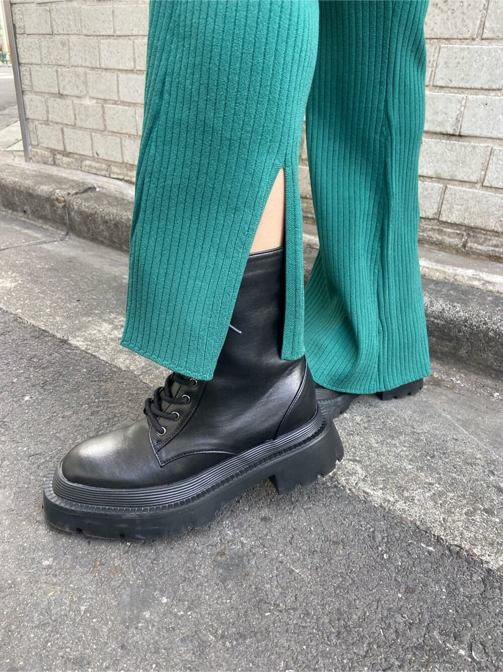ブラック系のブーツ、グリーン系のその他パンツ、グリーン系のニット/セーターを着用したレディースの春コーディネートの8枚目の写真