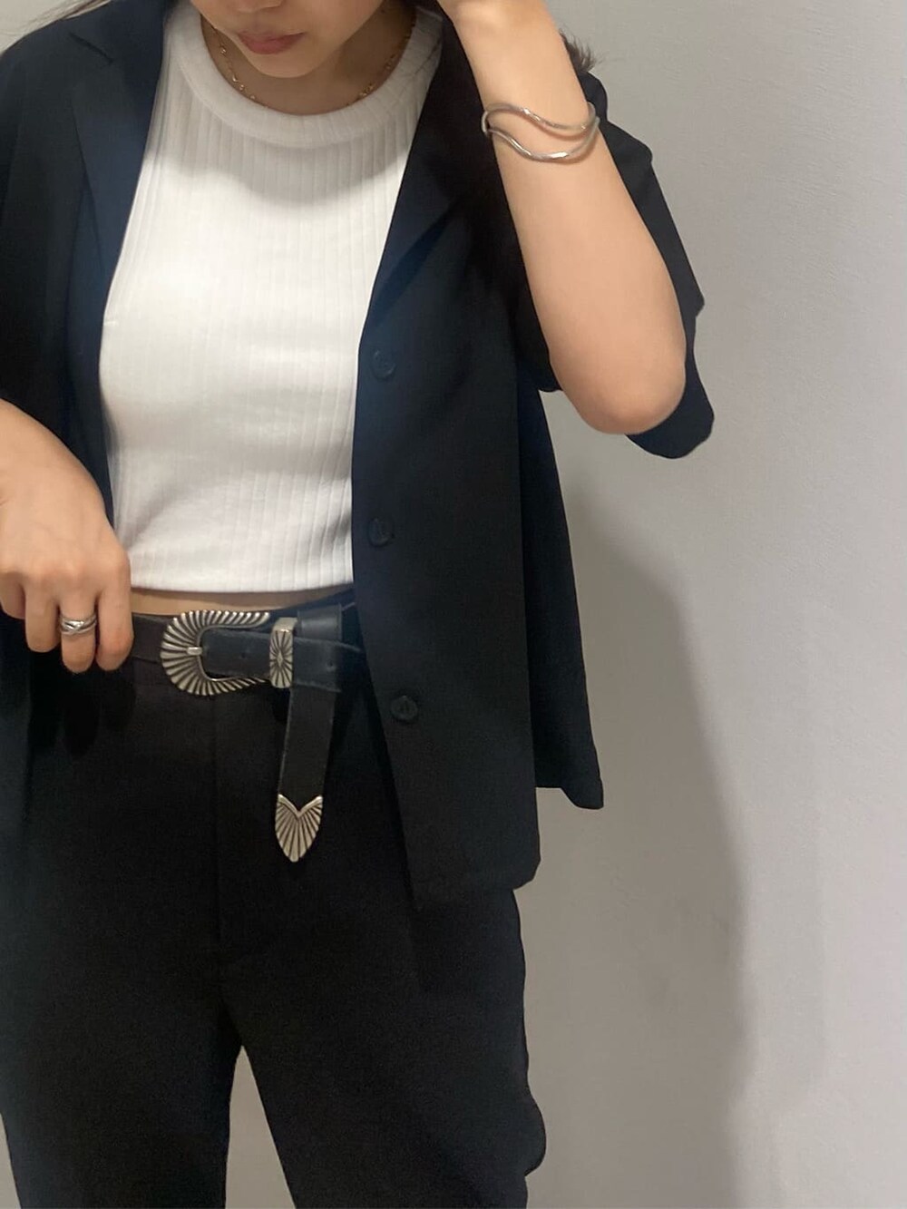 ブラック系のその他パンツ、ブラック系のシャツ/ブラウス、ホワイト系のタンクトップを着用したレディースの夏コーディネートの5枚目の写真