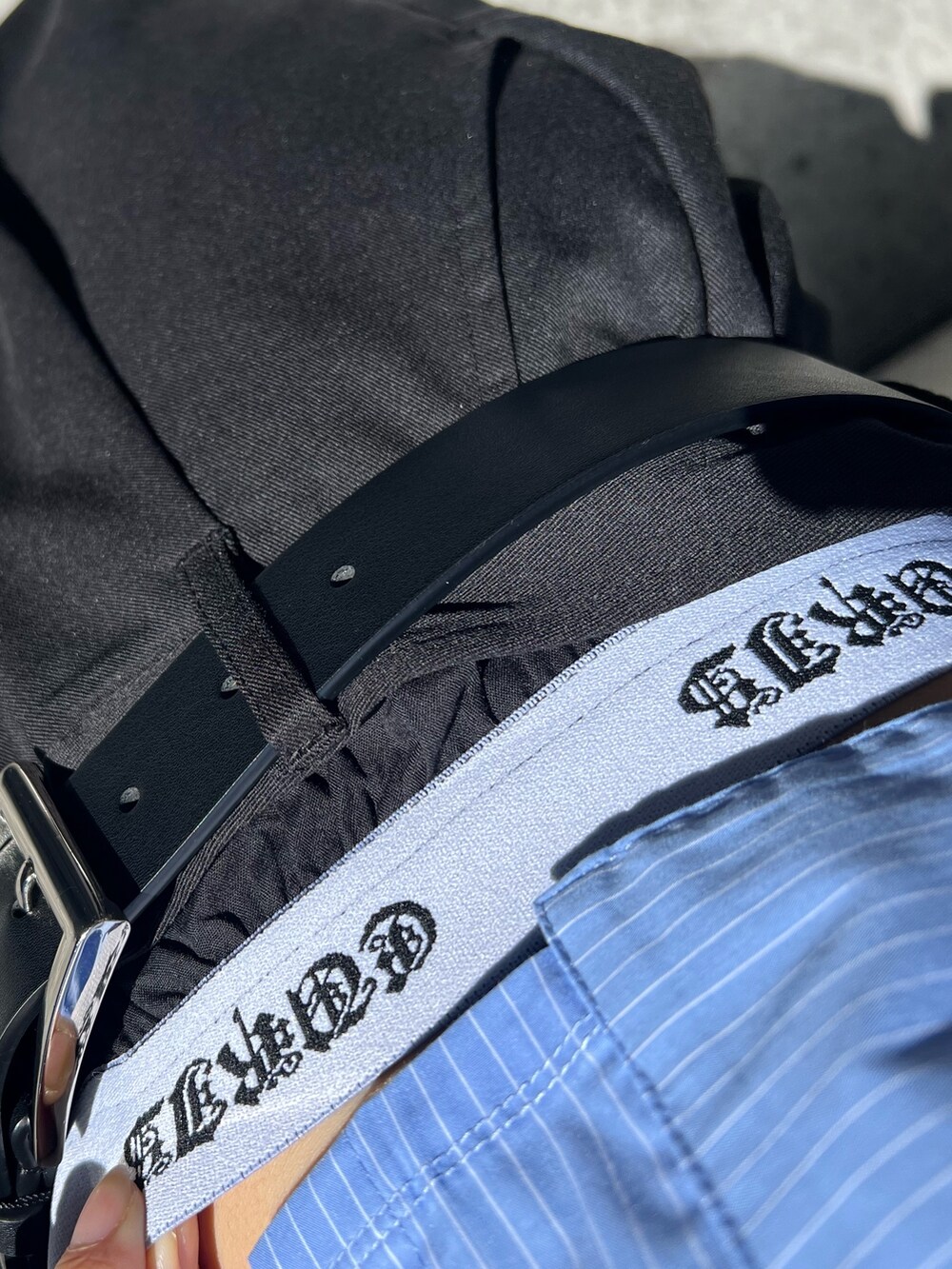 ブルー系のシャツ/ブラウス、ブラック系のその他パンツ、ブラック系のブーツを着用したレディースの春コーディネートの7枚目の写真