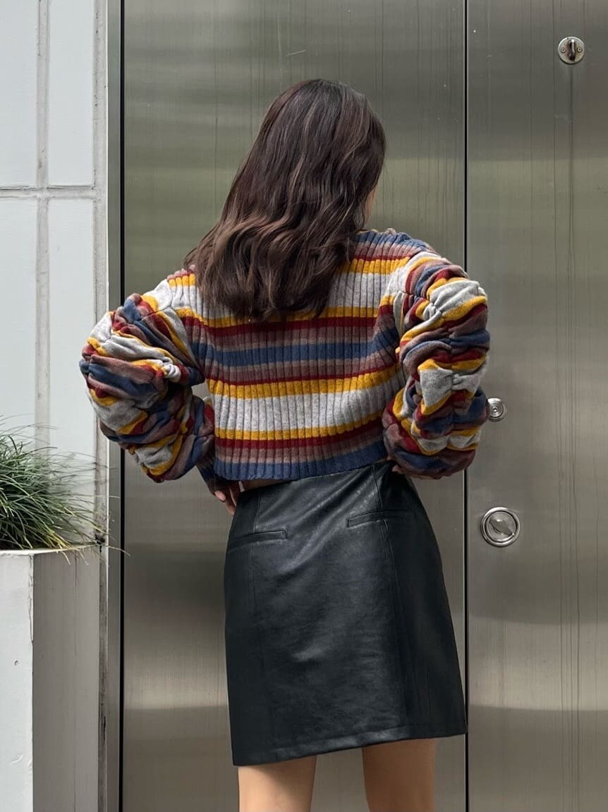 その他のニット/セーター、ブラック系のスカート、ブラック系のブーツを着用したレディースの秋コーディネートの5枚目の写真