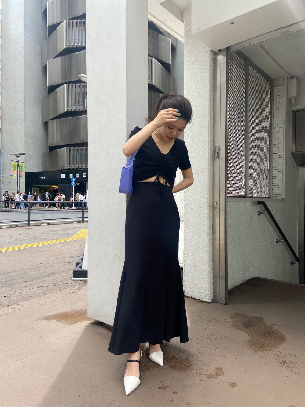 ホワイト系のサンダル、パープル系のショルダーバッグ、ブラック系のTシャツ/カットソーを着用したレディースの春コーディネートの3枚目の写真