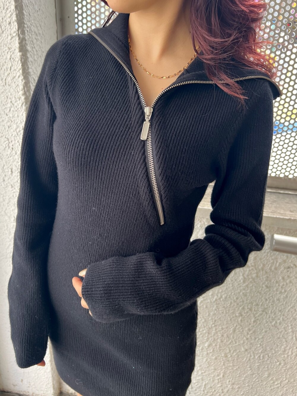 ブラック系のブーツ、ブラック系のムートンコート、ブラック系のワンピースを着用したレディースの秋コーディネートの8枚目の写真