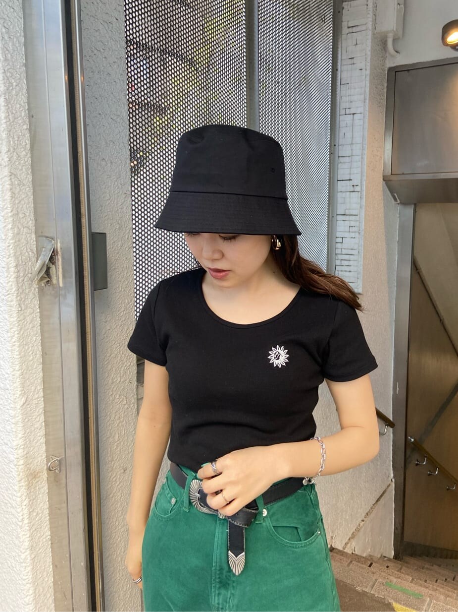 ブラック系のTシャツ/カットソー、グリーン系のデニムパンツ、ブラック系のサンダルを着用したレディースの春コーディネートの4枚目の写真