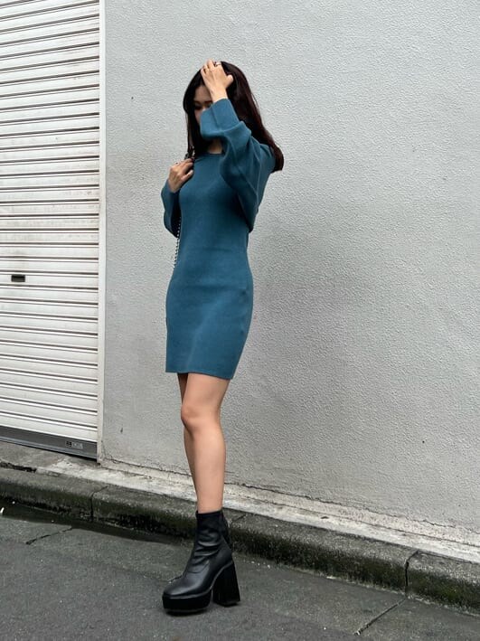 ブラック系のブーツ、ブラック系のショルダーバッグ、ブルー系のワンピースを着用したレディースの夏コーディネートの4枚目の写真