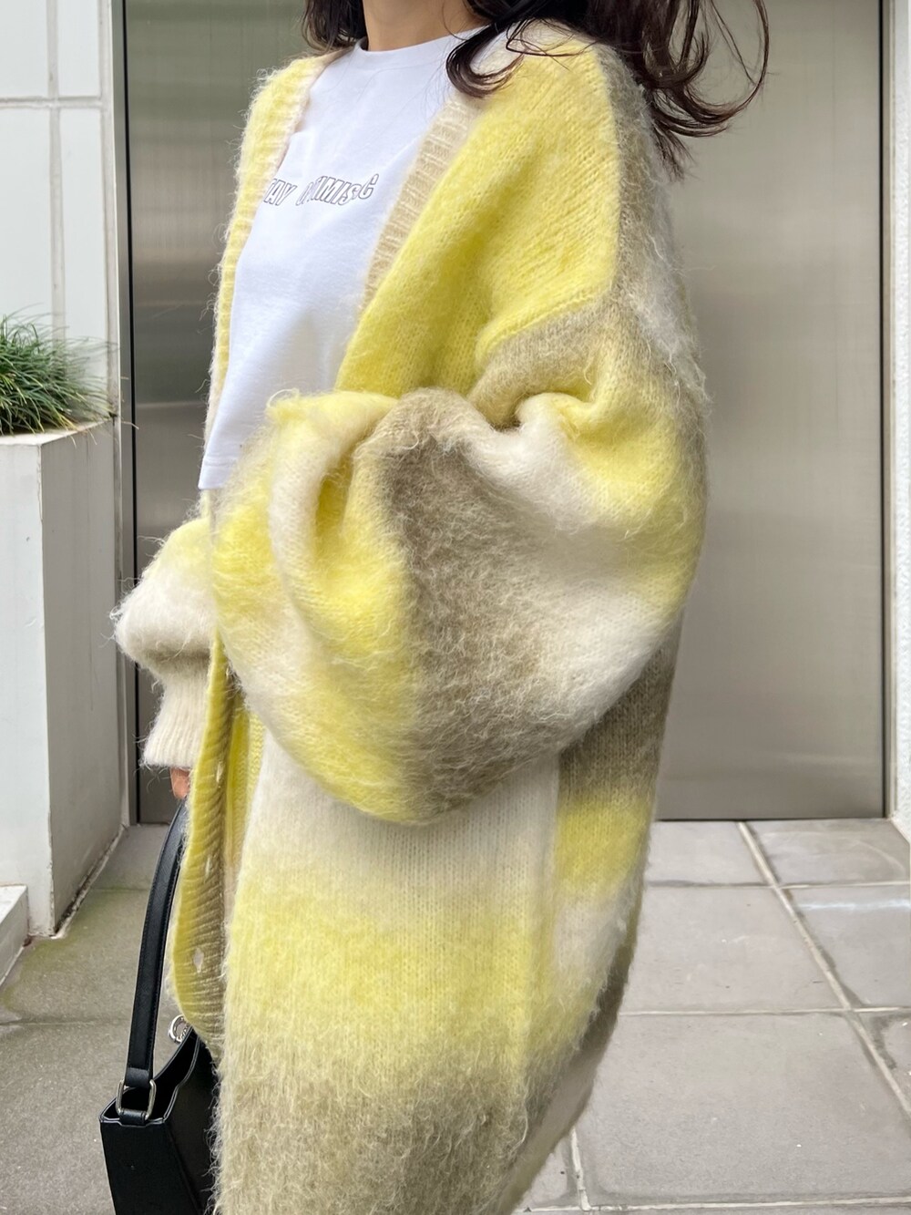 ブラック系のその他パンツ、ブラック系のハンドバッグ、ブラック系のTシャツ/カットソーを着用したレディースの秋コーディネートの7枚目の写真