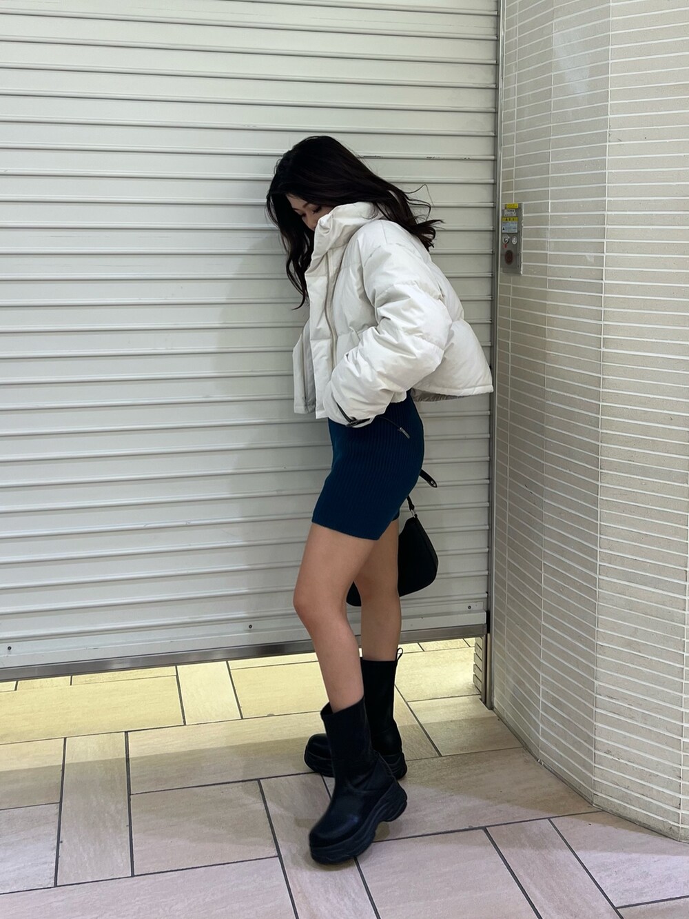 ブルー系のその他パンツ、ホワイト系のTシャツ/カットソー、ホワイト系のダウンジャケット/コートを着用したレディースの秋コーディネートの4枚目の写真