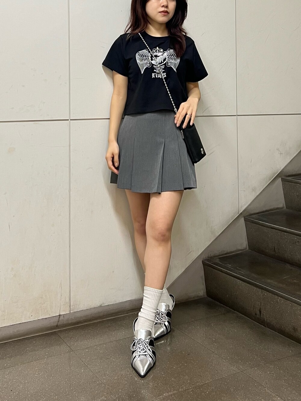 シルバー系のサンダル、ブラック系のショルダーバッグ、グレー系のその他パンツを着用したレディースの春コーディネートの2枚目の写真