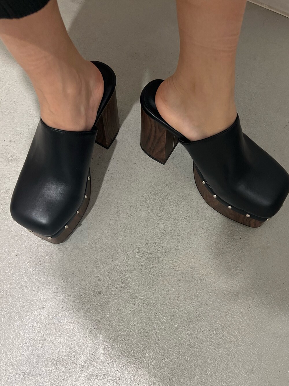 ブルー系のデニムパンツ、ブラック系のサンダル、グリーン系のニット/セーターを着用したレディースの夏コーディネートの7枚目の写真