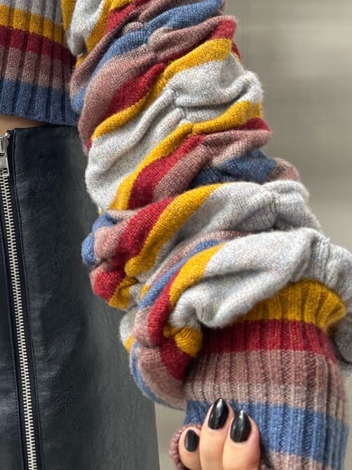 その他のニット/セーター、ブラック系のスカート、ブラック系のブーツを着用したレディースの秋コーディネートの7枚目の写真