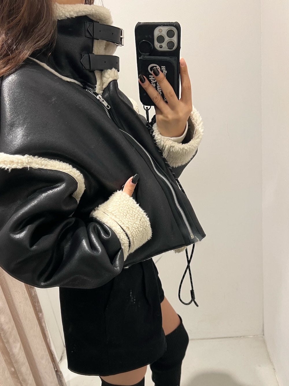 ブラック系のブルゾン、ブラック系のブーツ、ブラック系のその他パンツを着用したレディースの秋コーディネートの4枚目の写真