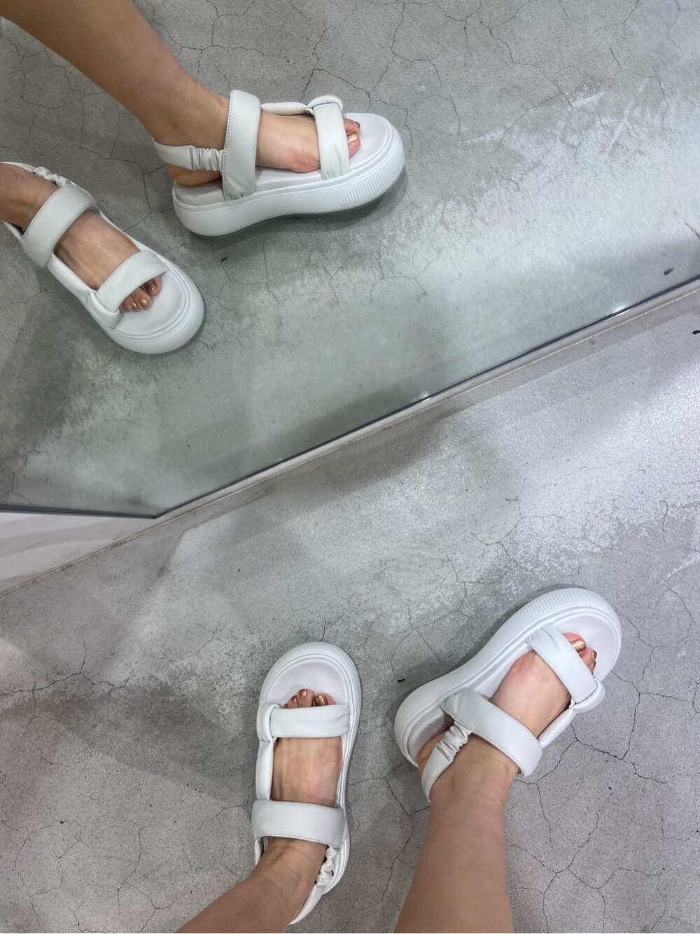 ブルー系のデニムスカート、ホワイト系のTシャツ/カットソー、ホワイト系のサンダルを着用したレディースの夏コーディネートの8枚目の写真