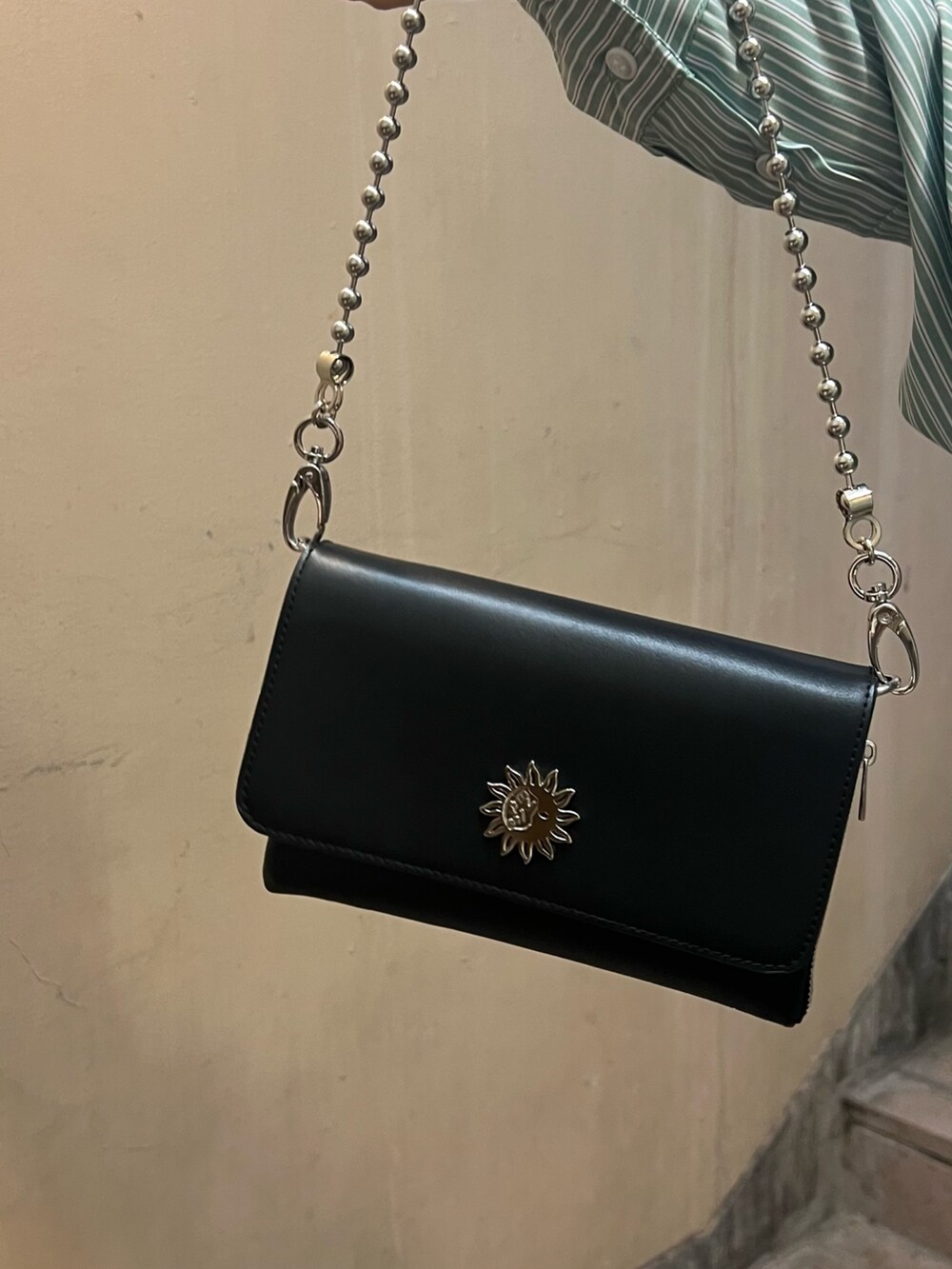 グリーン系のシャツ/ブラウス、ブラック系のブーツ、ホワイト系のその他パンツを着用したレディースの夏コーディネートの9枚目の写真