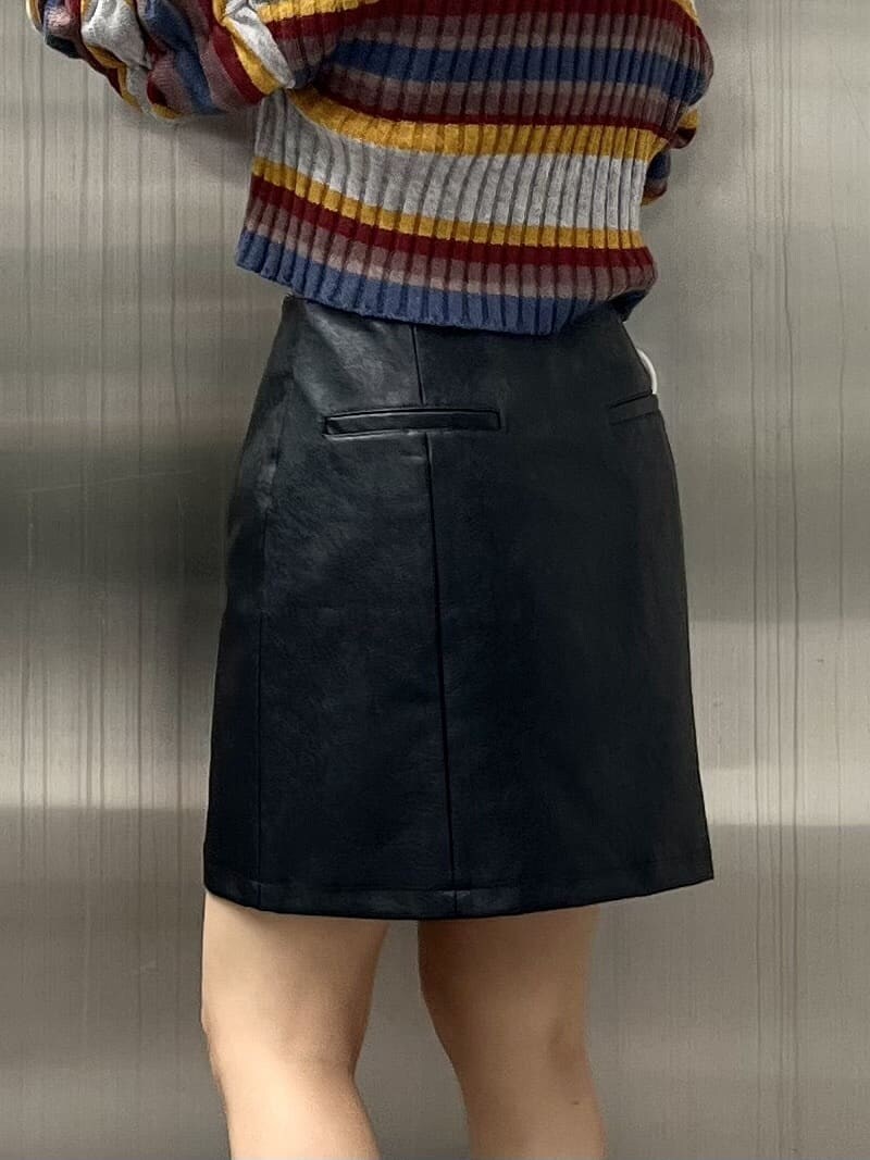 その他のニット/セーター、ブラック系のスカート、ブラック系のブーツを着用したレディースの秋コーディネートの6枚目の写真