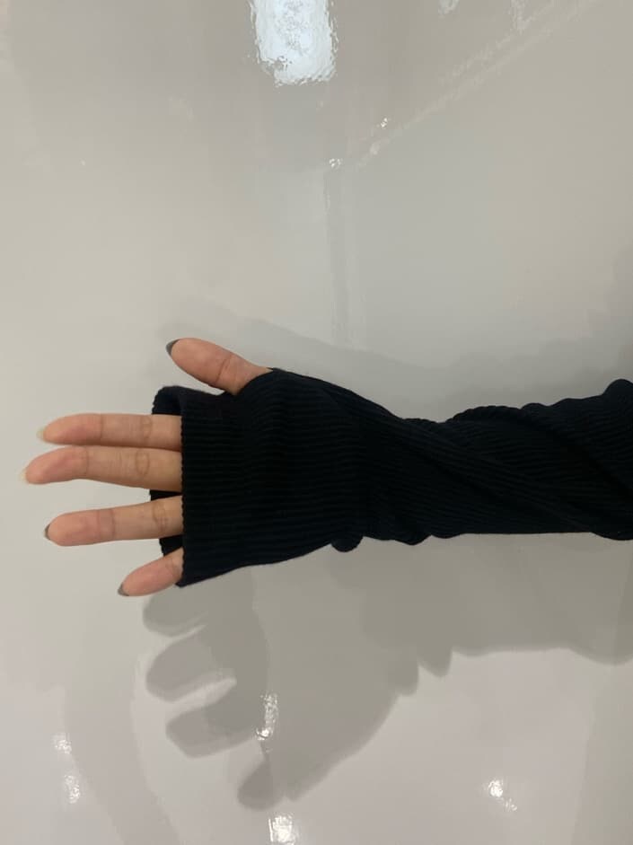 ブラック系のブーツ、ブラック系のTシャツ/カットソー、ベージュ系のデニムパンツを着用したレディースの夏コーディネートの7枚目の写真