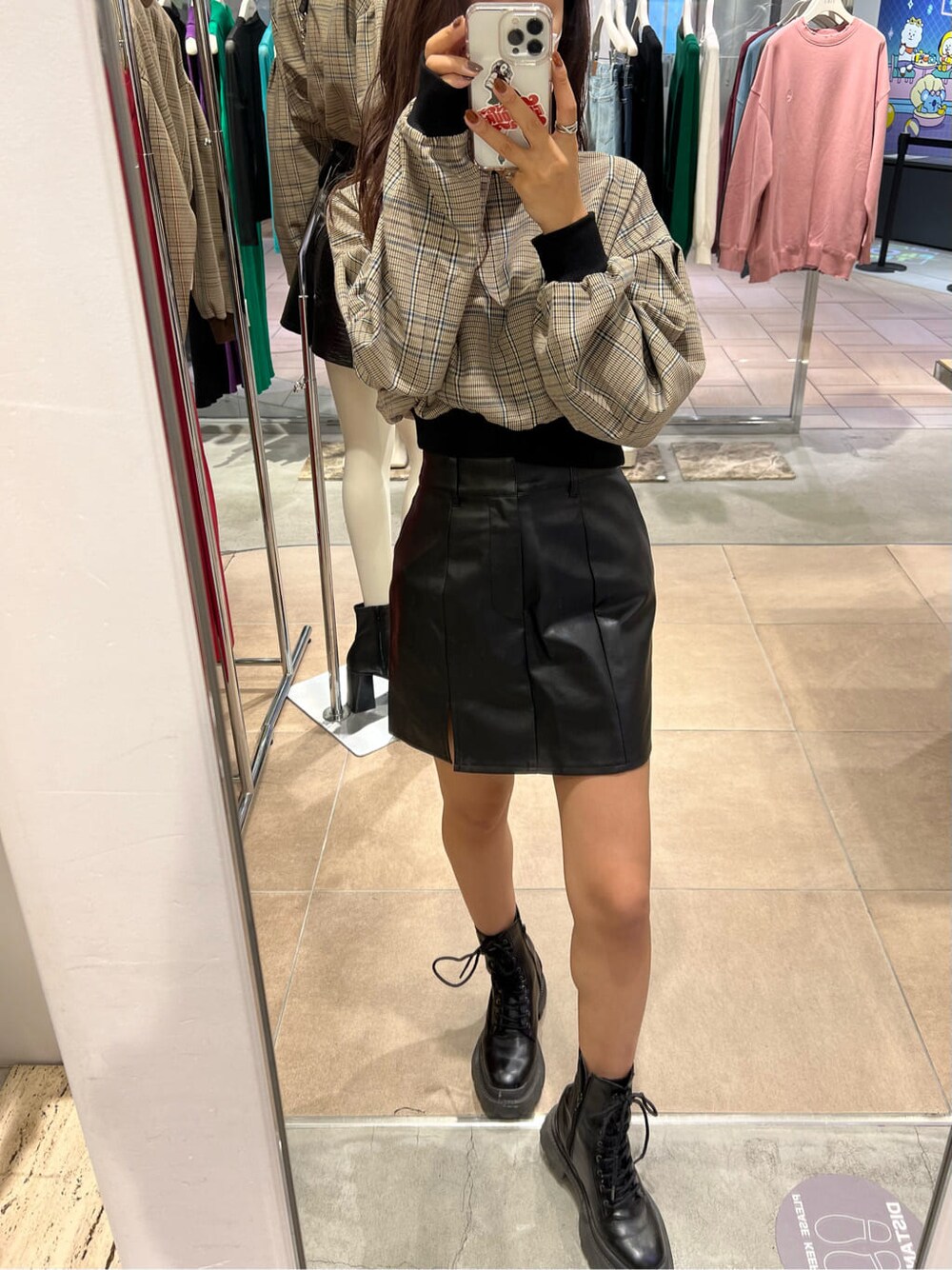 ブラック系のブーツ、ブラック系のシャツ/ブラウス、ブラック系のスカートを着用したレディースの秋コーディネートの4枚目の写真