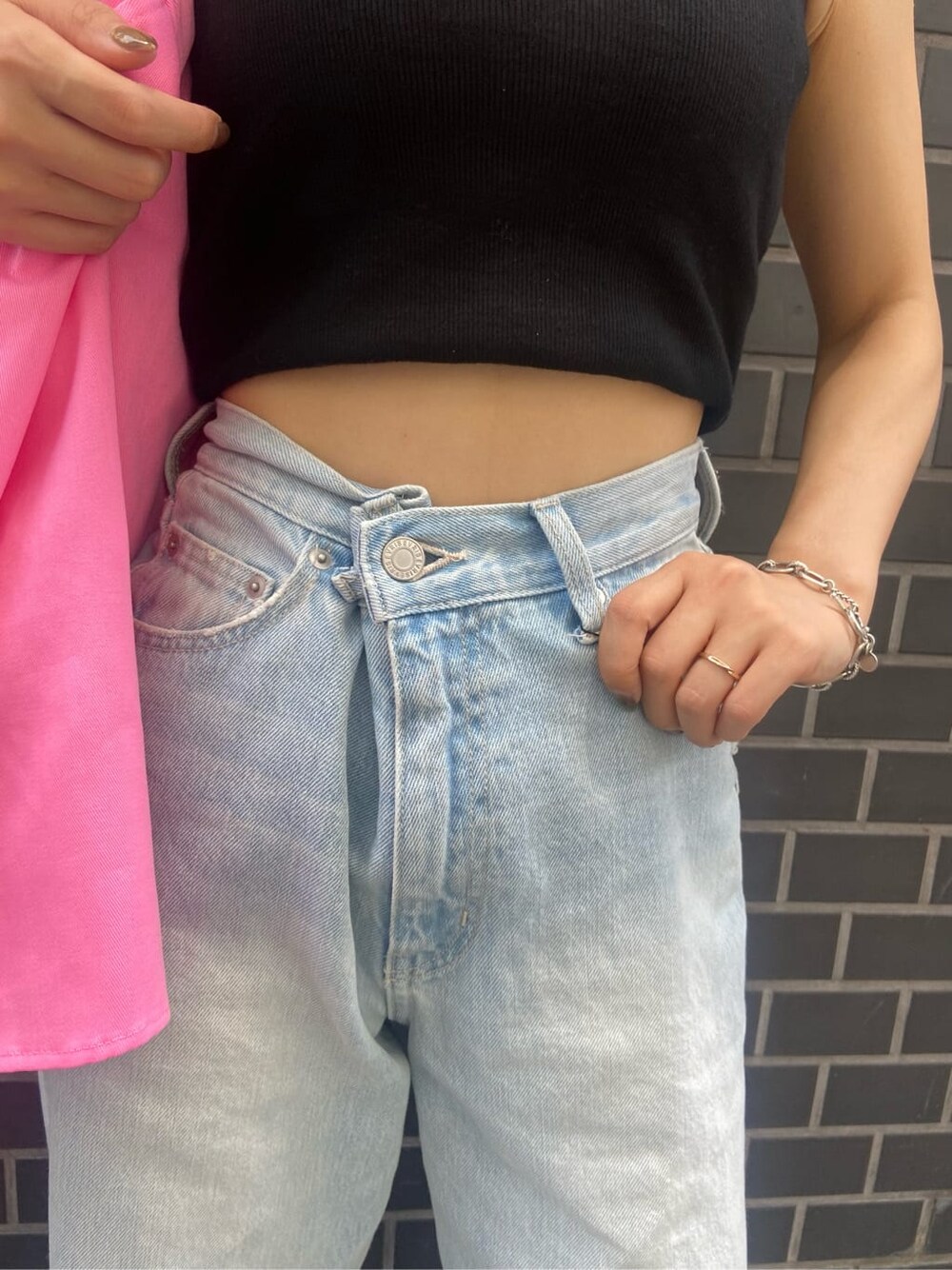 ブラック系のキャミソール、ピンク系のシャツ/ブラウス、ブルー系のデニムパンツを着用したレディースの夏コーディネートの6枚目の写真