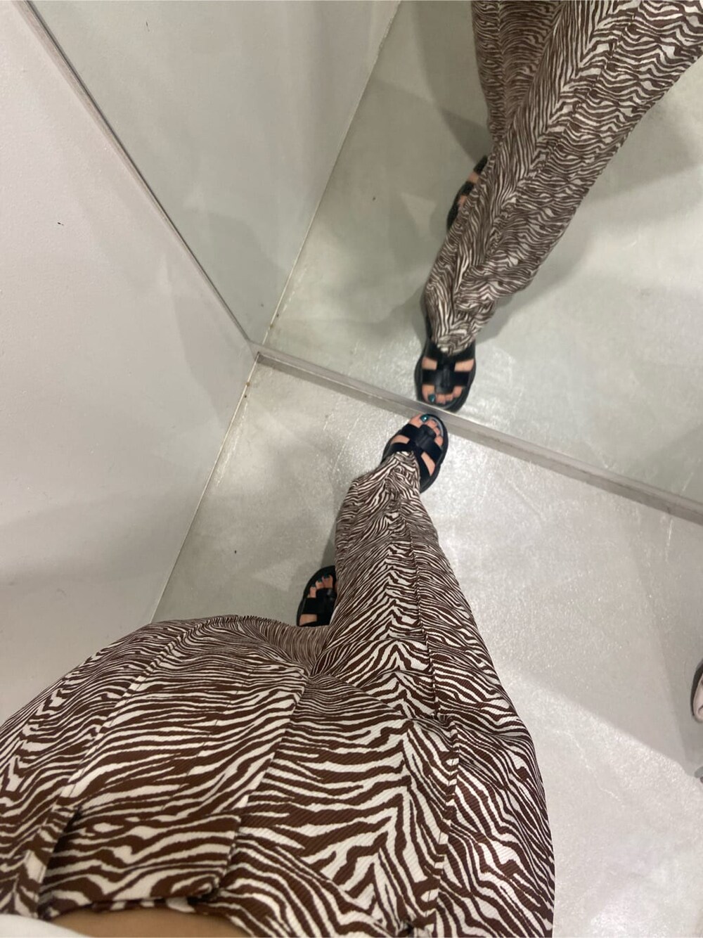 ホワイト系のTシャツ/カットソー、ブラック系のサンダル、その他のその他パンツを着用したレディースの春コーディネートの5枚目の写真