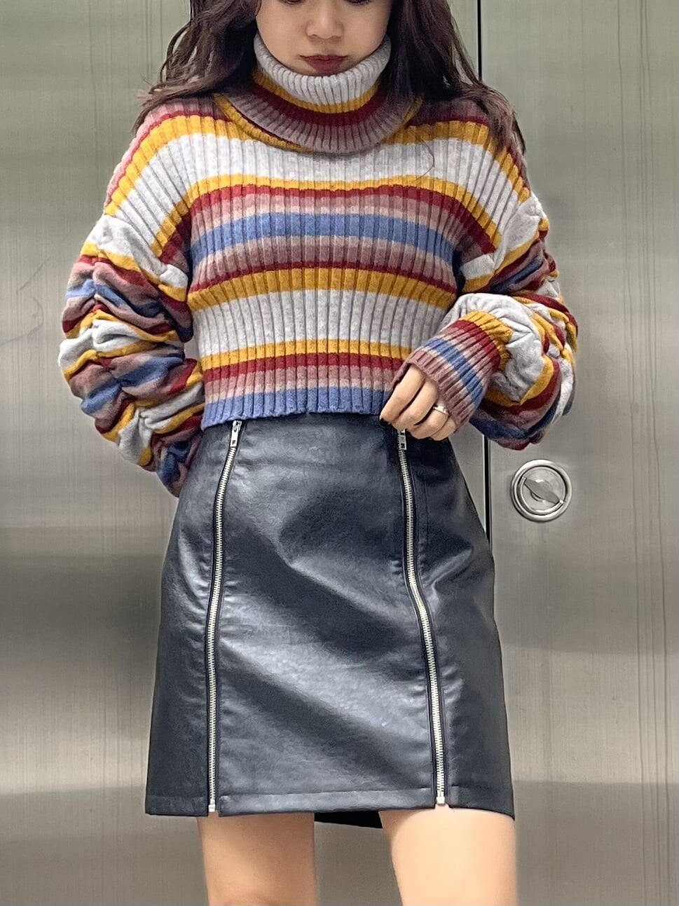 その他のニット/セーター、ブラック系のスカート、ブラック系のブーツを着用したレディースの秋コーディネートの3枚目の写真