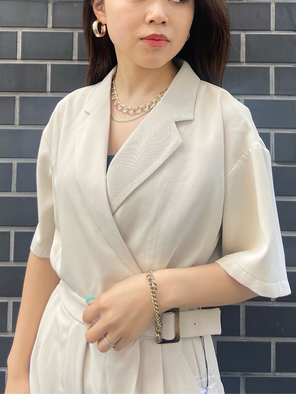 ブラック系のボストンバッグ、ブラック系のキャミソール、ホワイト系のつなぎ/オールインワンを着用したレディースの春コーディネートの5枚目の写真