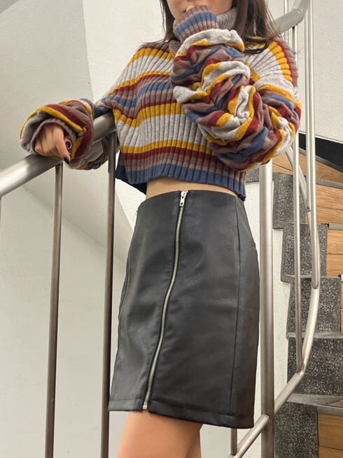 その他のニット/セーター、ブラック系のスカート、ブラック系のブーツを着用したレディースの秋コーディネートの4枚目の写真