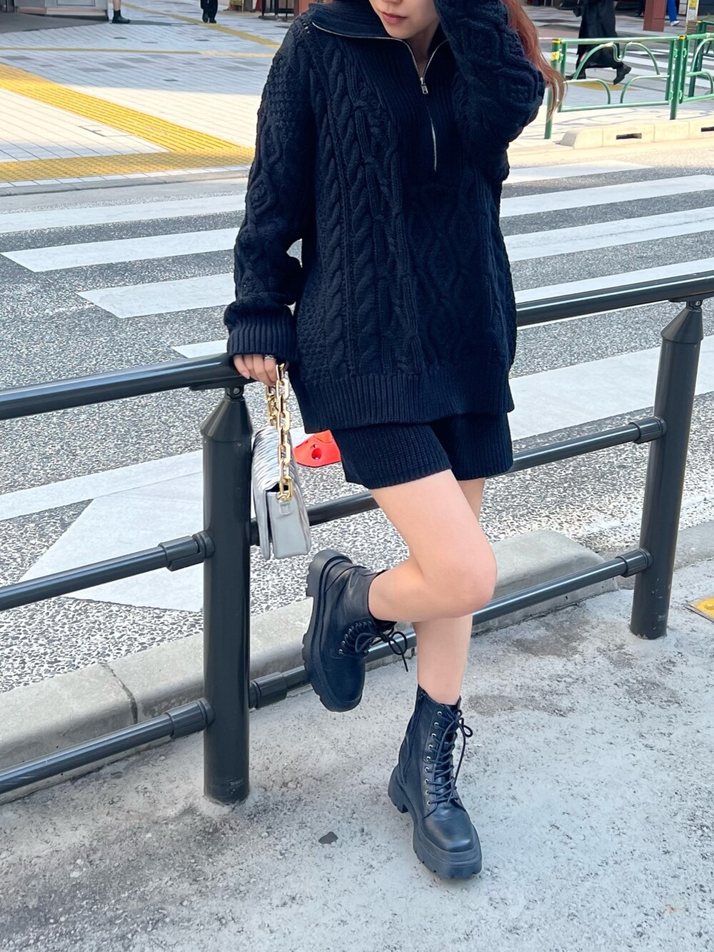 シルバー系のショルダーバッグ、ブラック系のブーツ、ブラック系のその他パンツを着用したレディースの秋コーディネートの4枚目の写真