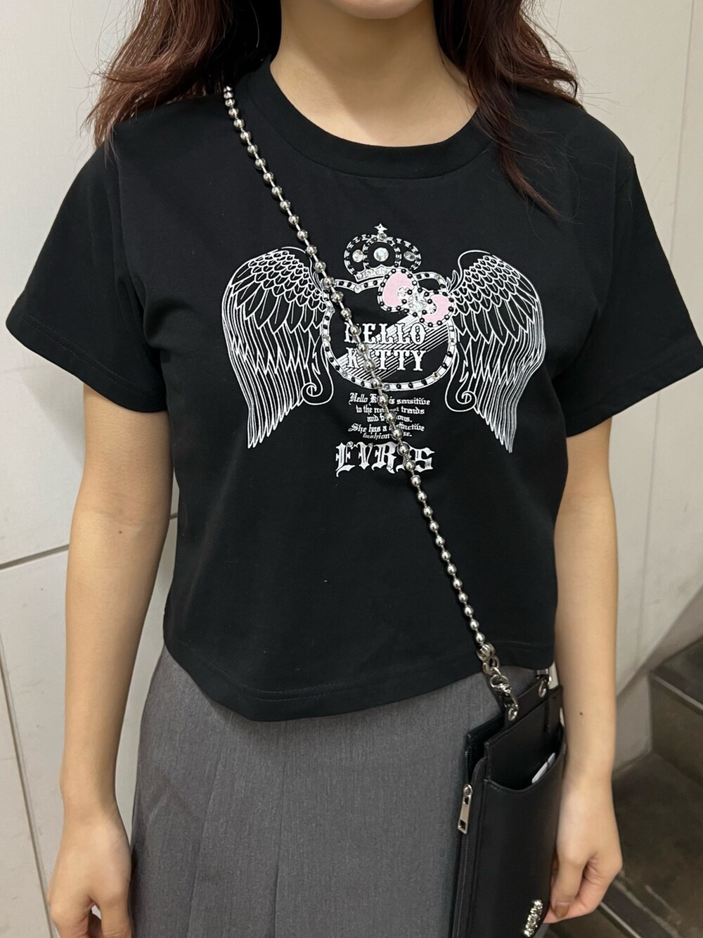 シルバー系のサンダル、ブラック系のショルダーバッグ、グレー系のその他パンツを着用したレディースの春コーディネートの4枚目の写真