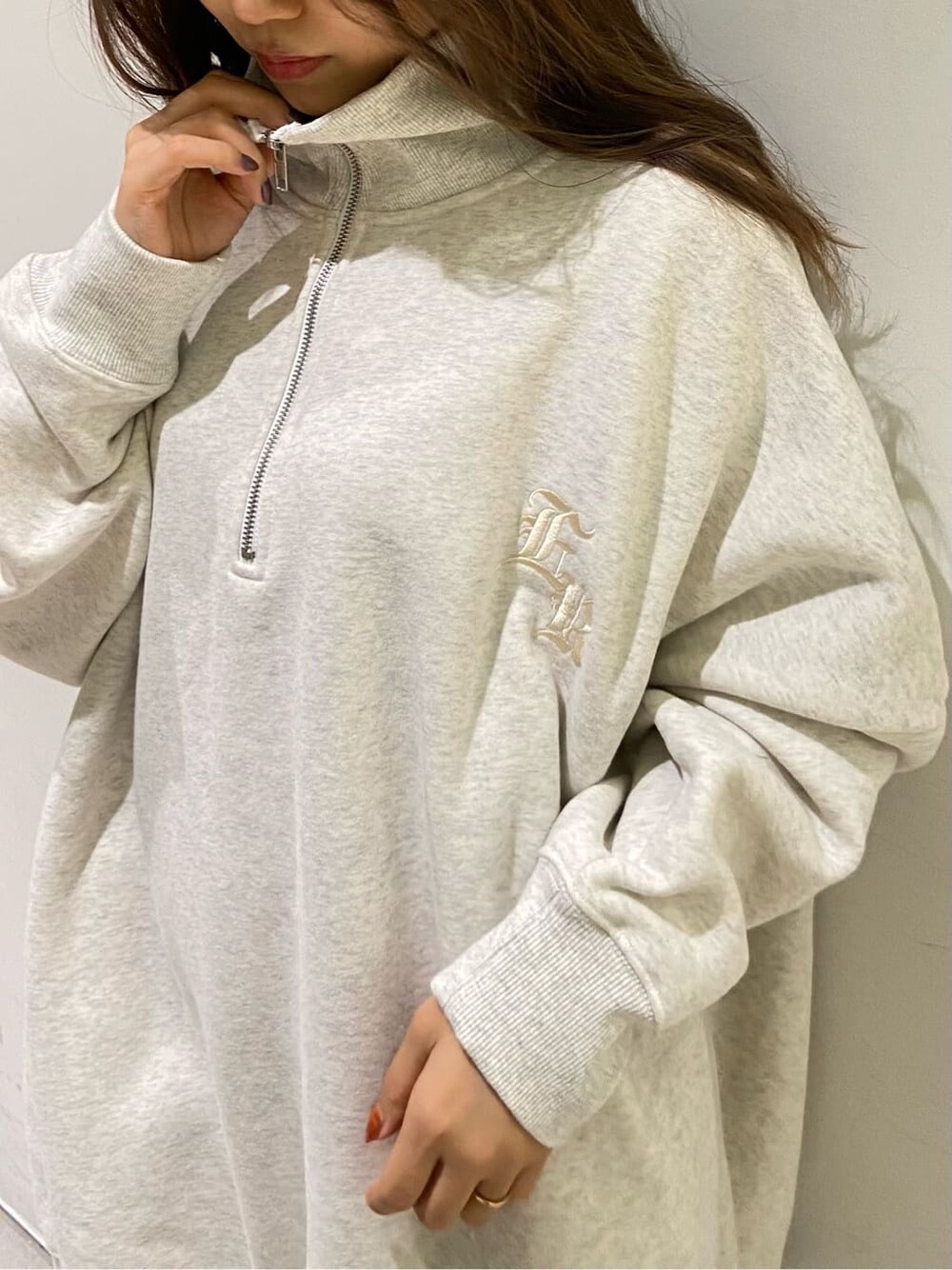 ブラック系のブーツ、グリーン系のショルダーバッグ、ホワイト系のスウェットを着用したレディースの夏コーディネートの6枚目の写真