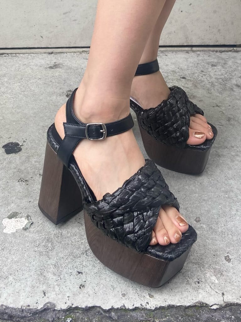 ブラック系のその他パンツ、ブラック系のシャツ/ブラウス、ホワイト系のタンクトップを着用したレディースの夏コーディネートの8枚目の写真