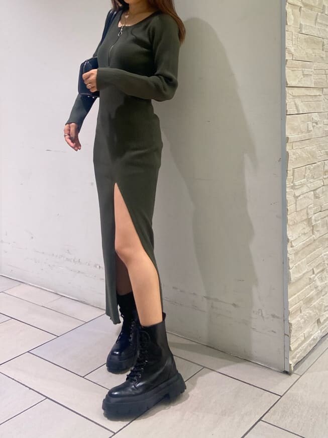 ブラック系のブーツ、ベージュ系のワンピース、ゴールド系のネックレスを着用したレディースの夏コーディネートの3枚目の写真