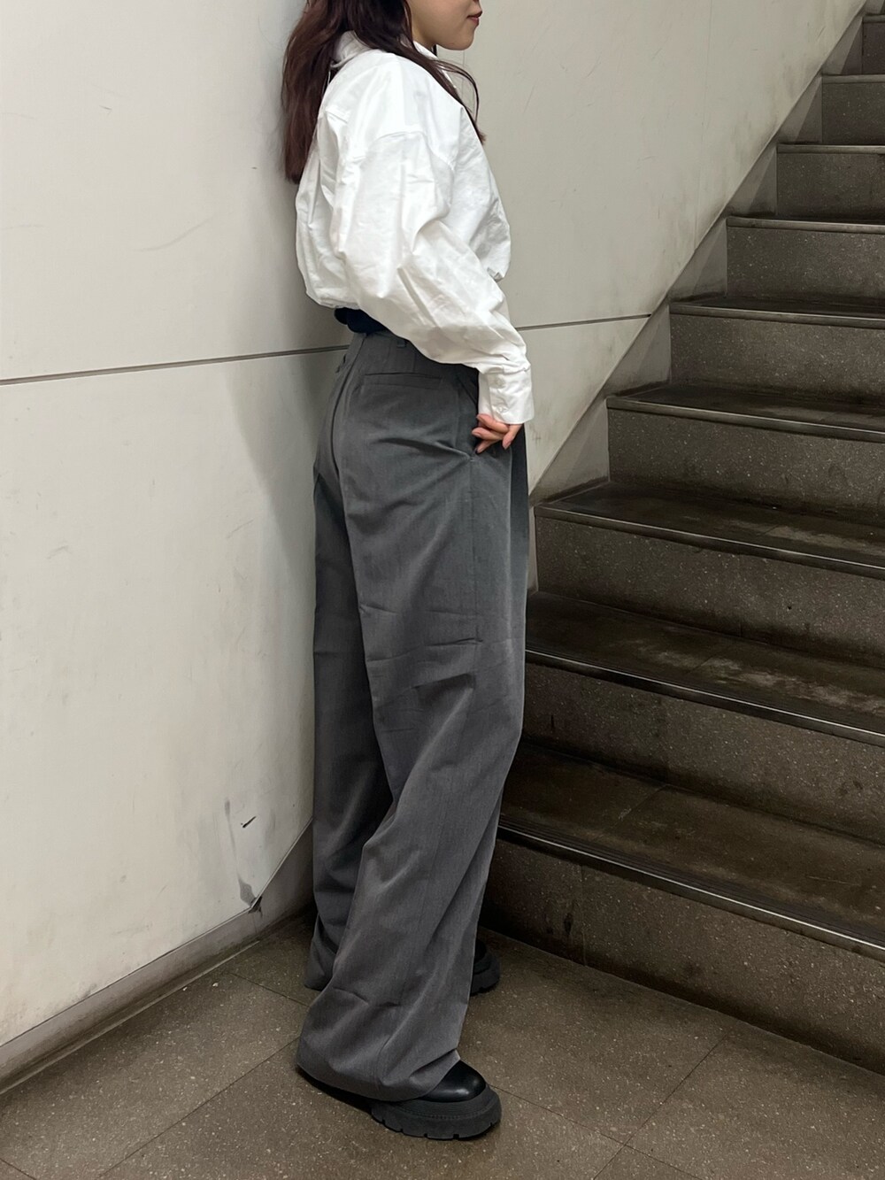 グレー系のその他パンツ、ブラック系のブーツ、ホワイト系のシャツ/ブラウスを着用したレディースの春コーディネートの3枚目の写真