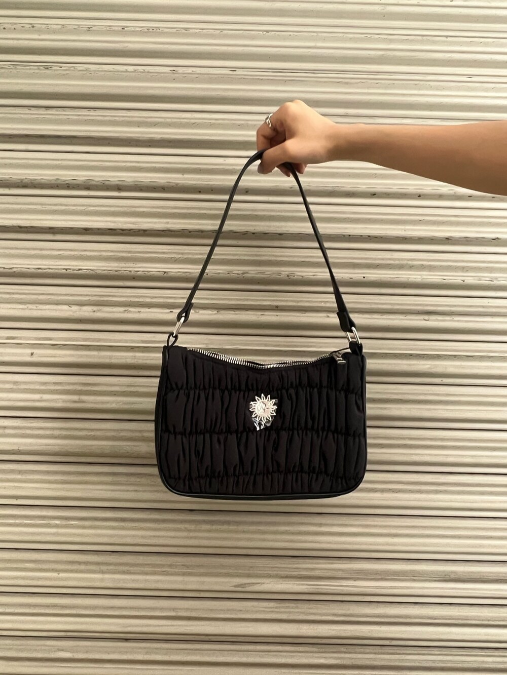 ブラック系のサンダル、ブルー系のデニムパンツ、グレー系のタンクトップを着用したレディースの夏コーディネートの8枚目の写真