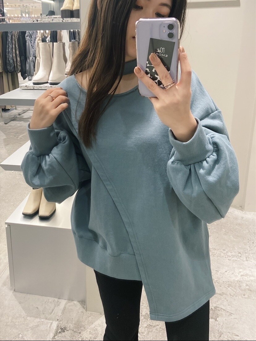 ブラック系のその他パンツ、ブラック系のサンダル、グリーン系のスウェットを着用したレディースの冬コーディネートの2枚目の写真