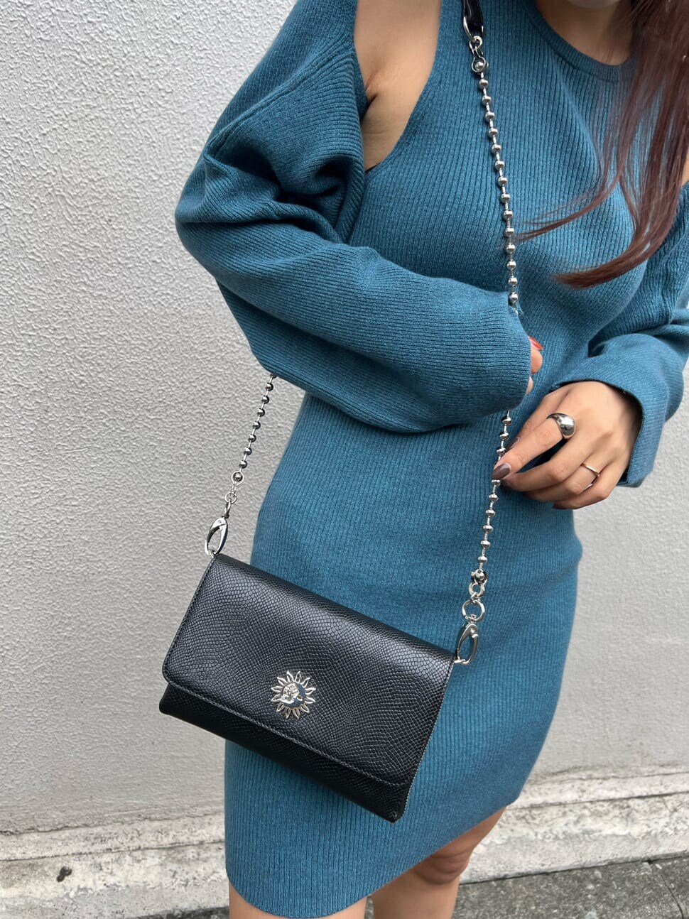 ブラック系のブーツ、ブラック系のショルダーバッグ、ブルー系のワンピースを着用したレディースの夏コーディネートの6枚目の写真