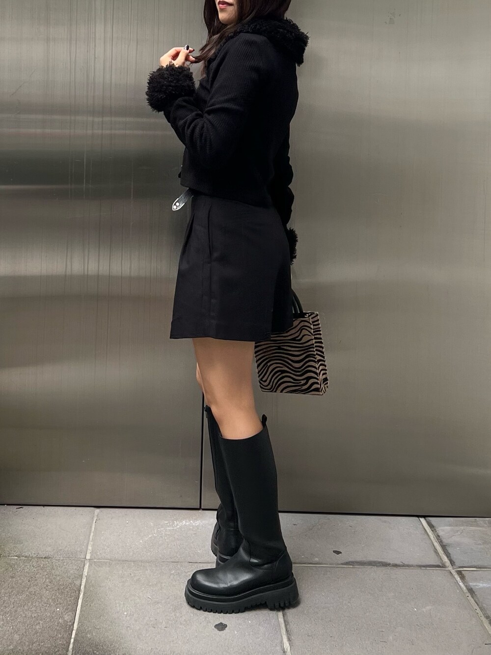 ブラック系のその他パンツ、ブラック系のTシャツ/カットソー、ホワイト系のTシャツ/カットソーを着用したレディースの秋コーディネートの6枚目の写真