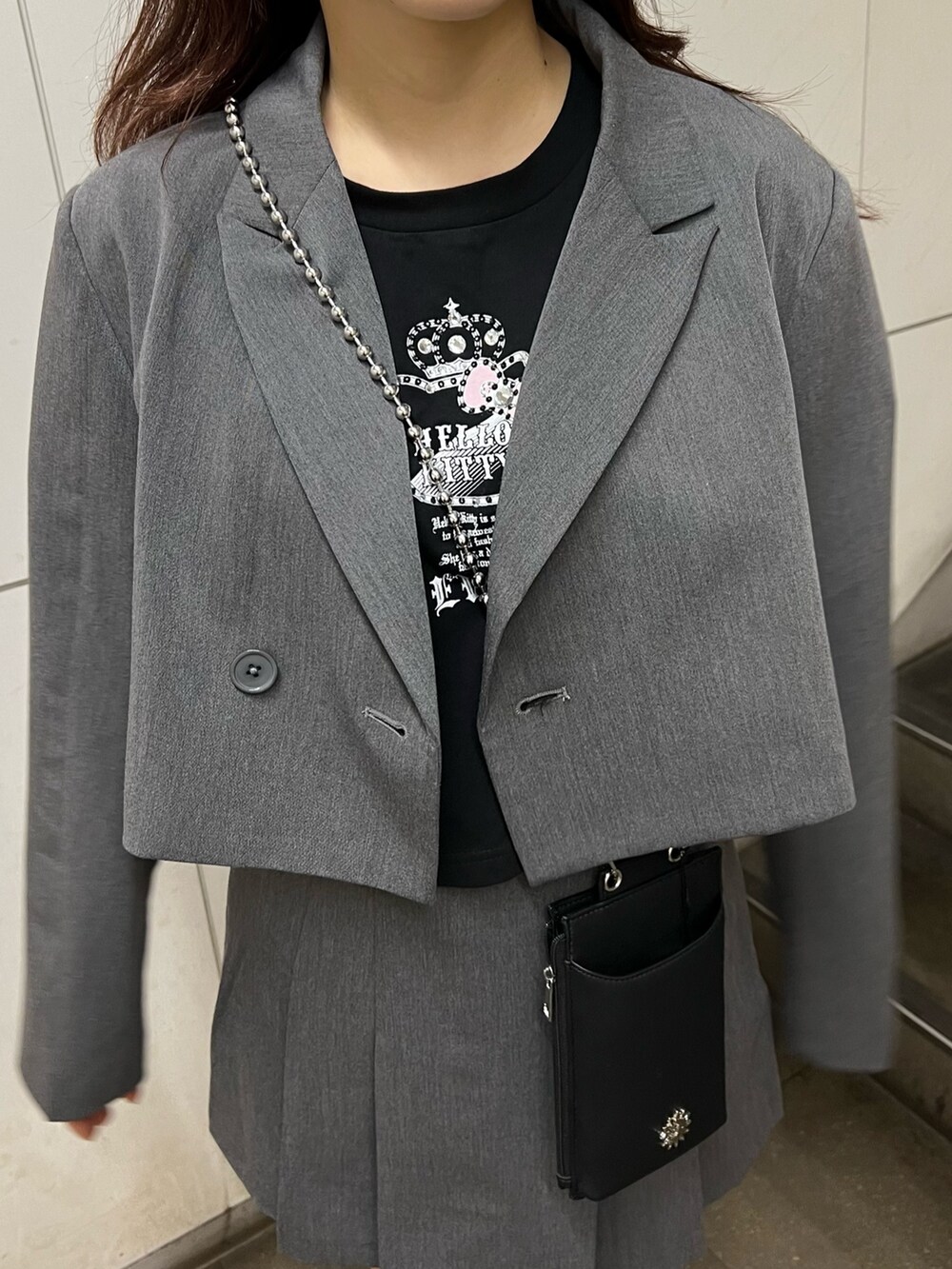 シルバー系のサンダル、ブラック系のショルダーバッグ、グレー系のその他パンツを着用したレディースの春コーディネートの6枚目の写真