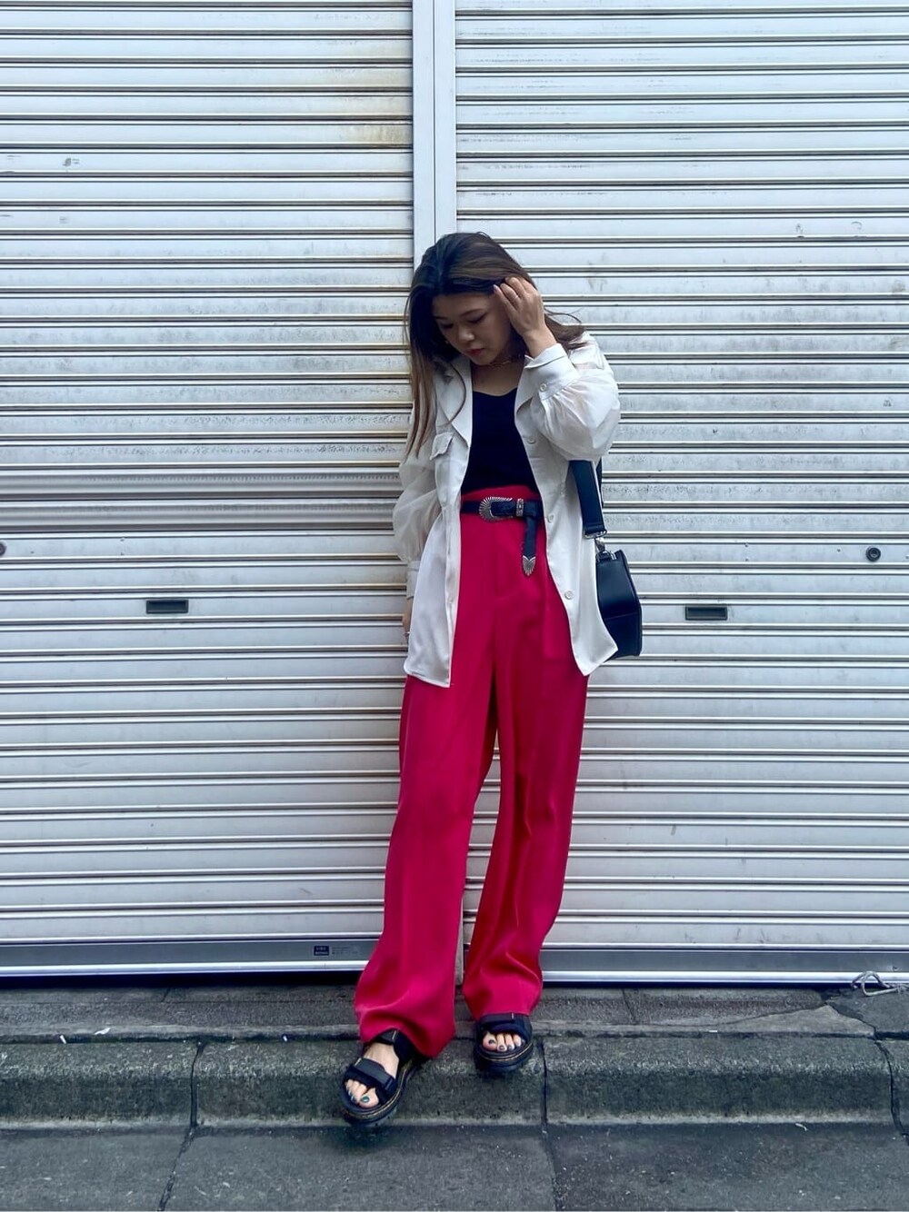 ホワイト系のシャツ/ブラウス、ブラック系のタンクトップ、レッド系のスラックスを着用したレディースの春コーディネートの2枚目の写真