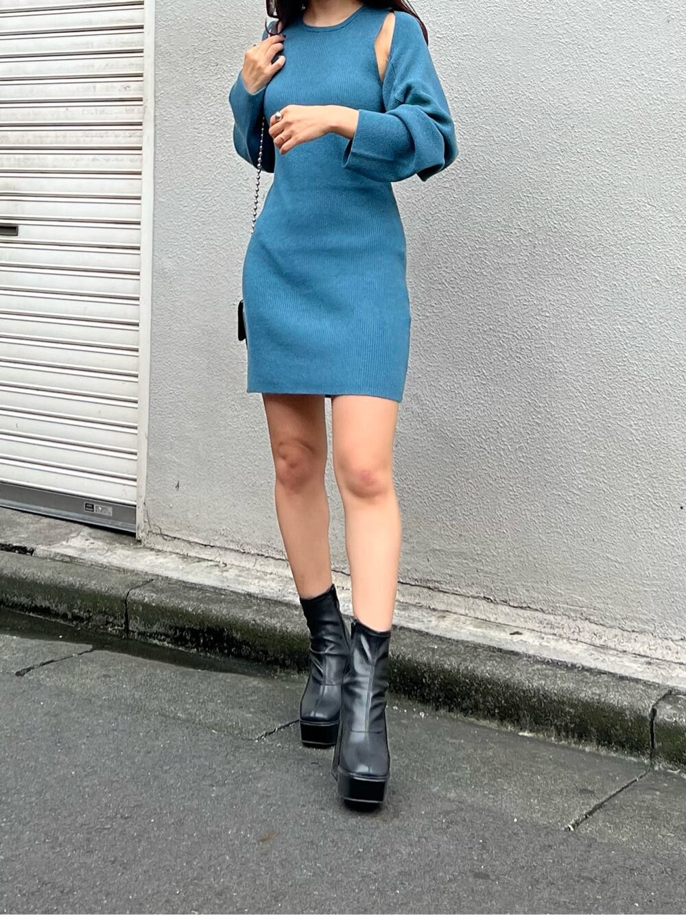 ブラック系のブーツ、ブラック系のショルダーバッグ、ブルー系のワンピースを着用したレディースの夏コーディネートの3枚目の写真