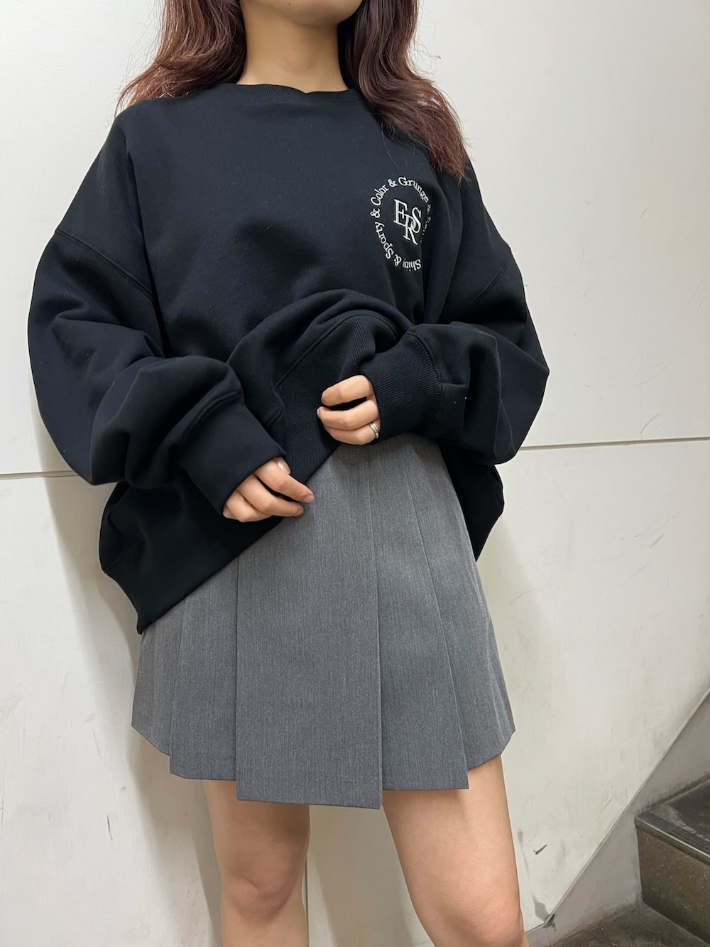 グレー系のその他パンツ、ブラック系のスウェット、シルバー系のサンダルを着用したレディースの春コーディネートの6枚目の写真