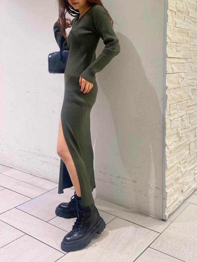 ブラック系のブーツ、ベージュ系のワンピース、ゴールド系のネックレスを着用したレディースの夏コーディネートの5枚目の写真