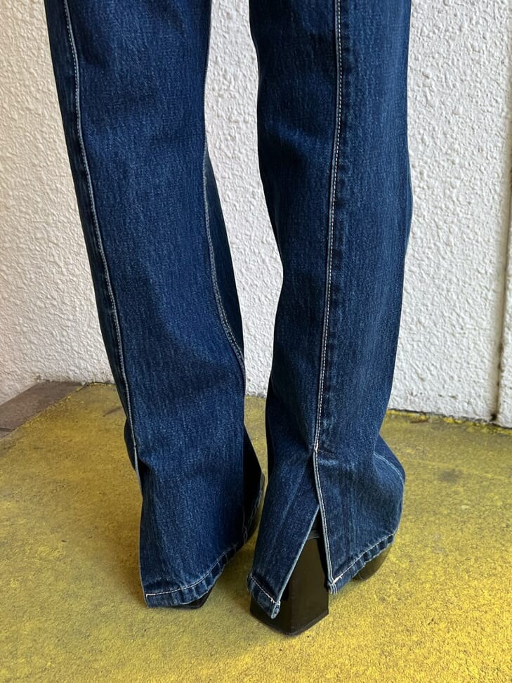 ブラック系のブーツ、ホワイト系のTシャツ/カットソー、ベージュ系のMA-1を着用したレディースの秋コーディネートの9枚目の写真