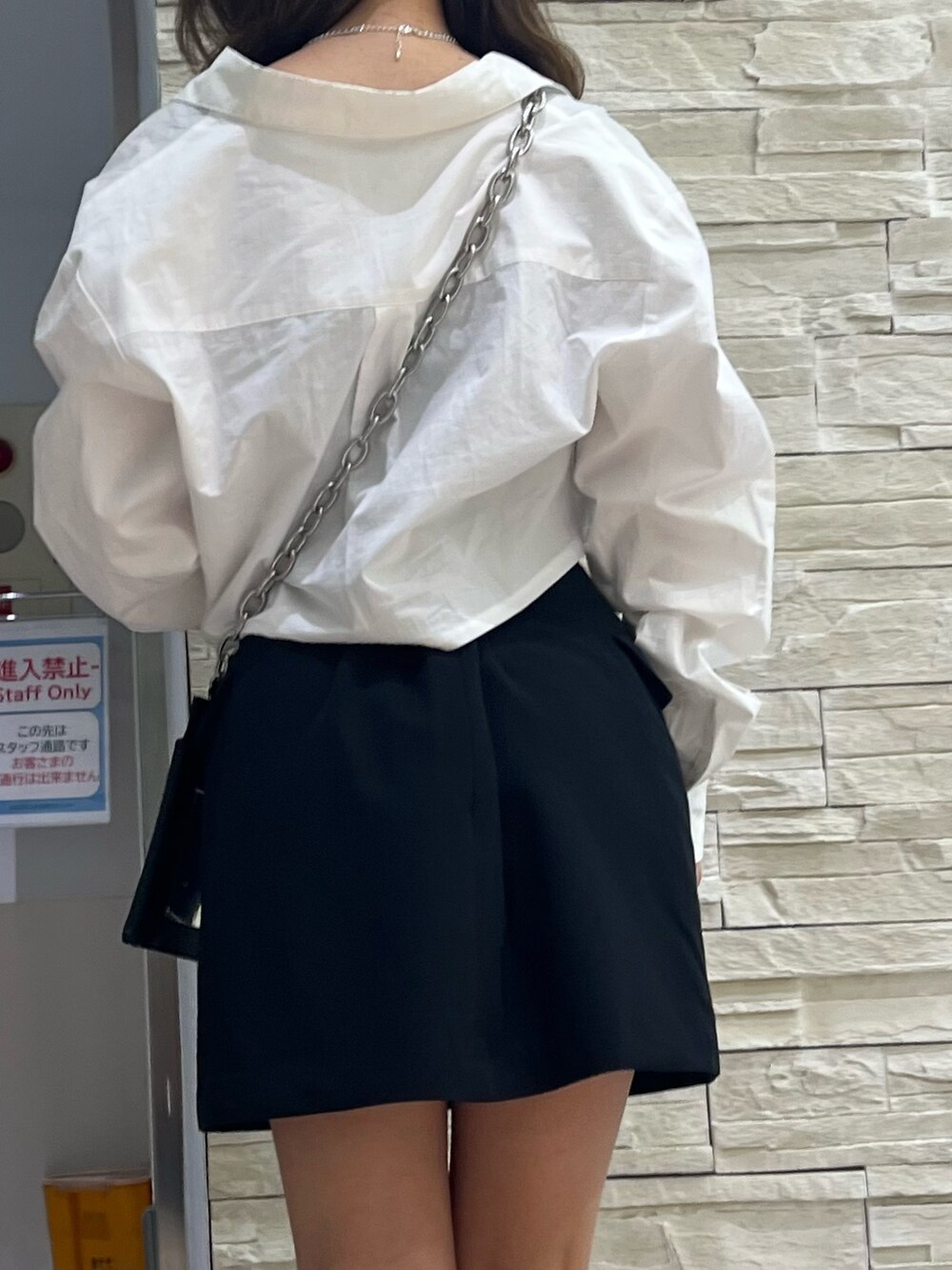 ブラック系のブーツ、ブラック系のスカート、ブラック系のカーディガン/ボレロを着用したレディースの春コーディネートの7枚目の写真