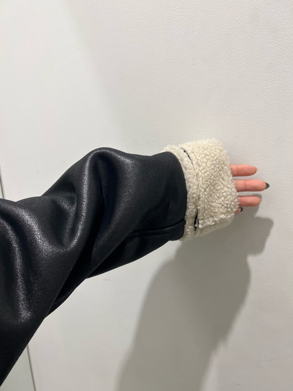 ブラック系のブルゾン、ブラック系のブーツ、ブラック系のその他パンツを着用したレディースの秋コーディネートの5枚目の写真