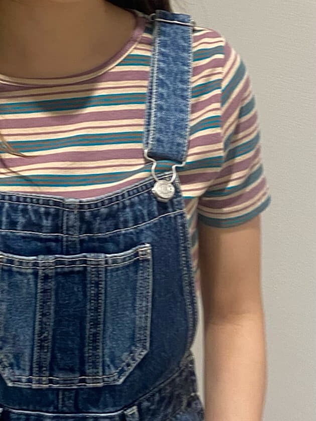 ブルー系のサロペット/オーバーオール、ブラック系のサンダル、グリーン系のTシャツ/カットソーを着用したレディースの夏コーディネートの9枚目の写真