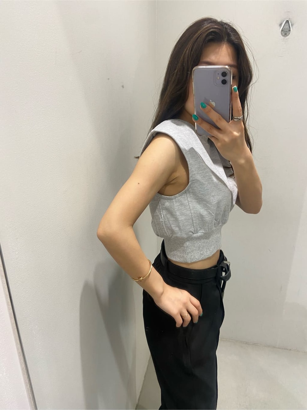 ブラック系のスニーカー、ブラック系のその他パンツ、グレー系のTシャツ/カットソーを着用したレディースの春コーディネートの4枚目の写真